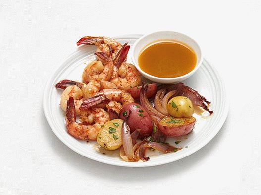 Foto de camarones con papas a la parrilla en cerveza