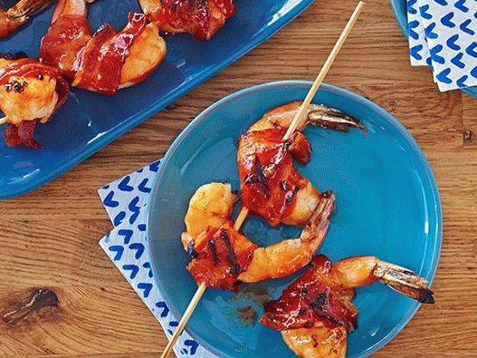 Foto de camarones en glaseado de miel envuelto en tocino a la parrilla