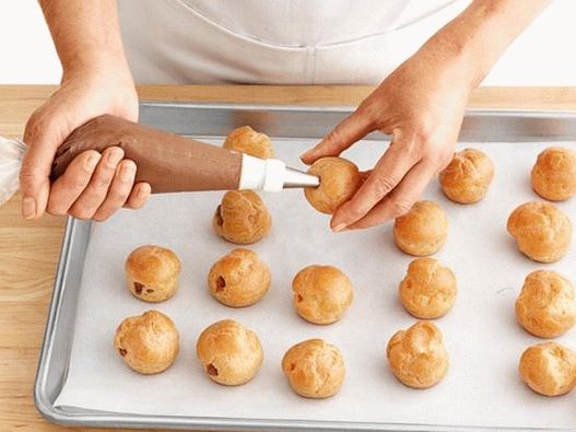 Croquembush - un pastel de profiteroles