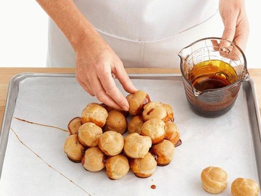 Croquembush - un pastel de profiteroles