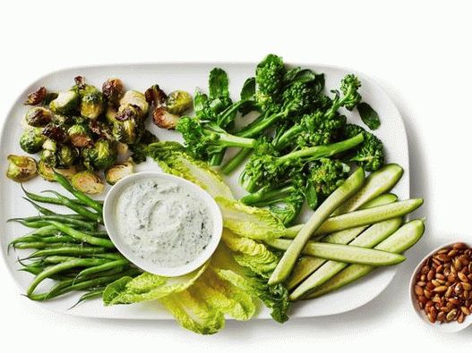 Foto cruda con salsa de yogurt verde
