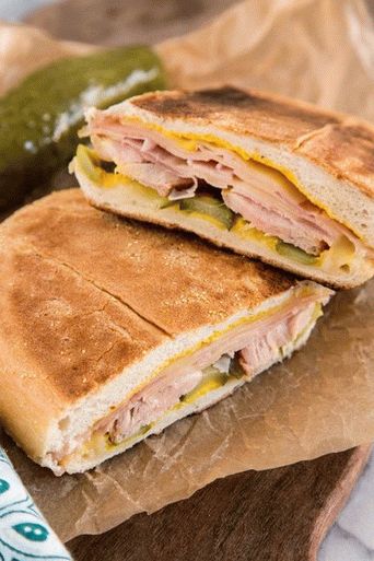 Foto de un sandwich cubano en un pan francés
