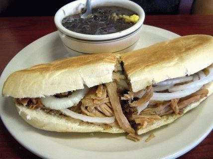 Foto de un sándwich de cerdo al horno cubano