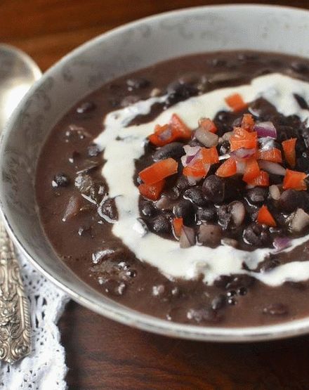 Foto sopa de frijol negro cubano