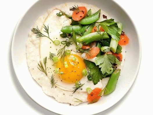 Foto gachas de maíz con huevos fritos y guisantes