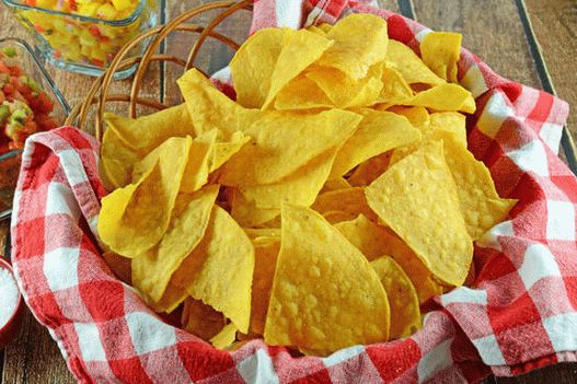Foto chips de maíz en casa