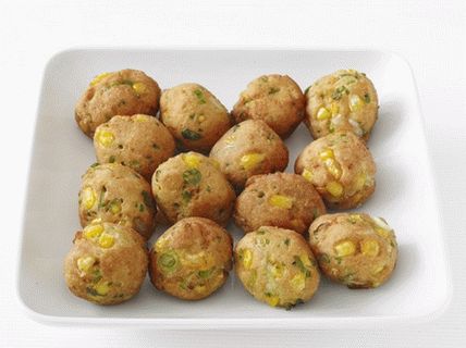 Foto Bolas de maíz con pimiento y cebolla verde