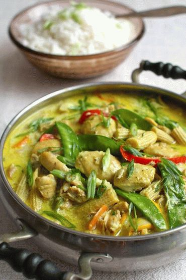 Foto de pollo guisado en leche de coco con hierba de limón en vietnamita
