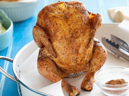 Foto pollo a la parrilla en una lata de cerveza