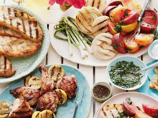 Pollo a la parrilla con limón tostado y tomates