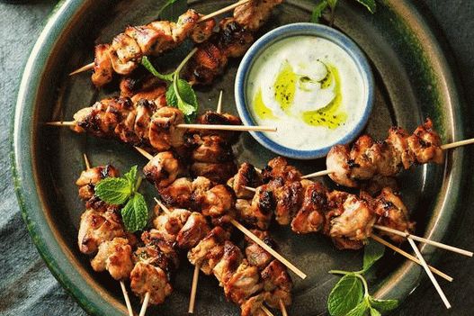 Brocheta de pollo al horno en escabeche de melaza picante