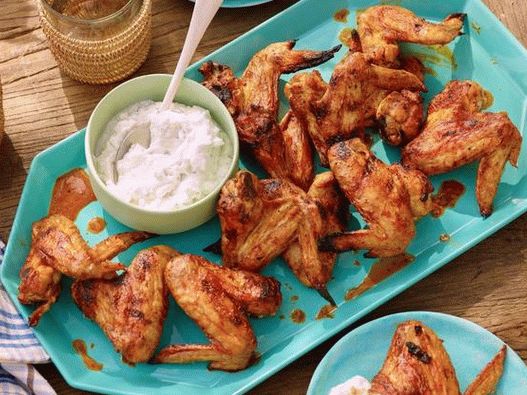 Alitas de pollo a la parrilla en salsa picante de chipotle y una salsa de queso azul y yogurt