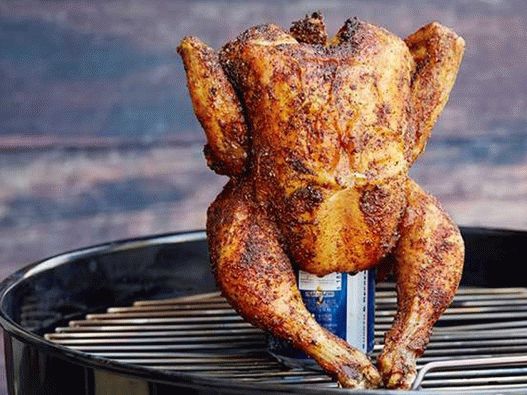 Pollo a la parrilla en una lata de cerveza