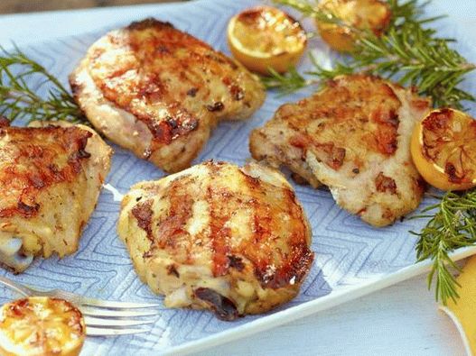 Muslos de pollo en adobo picante de limón a la parrilla