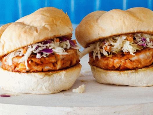 Hamburguesas de pollo con ensalada de col y salsa barbacoa