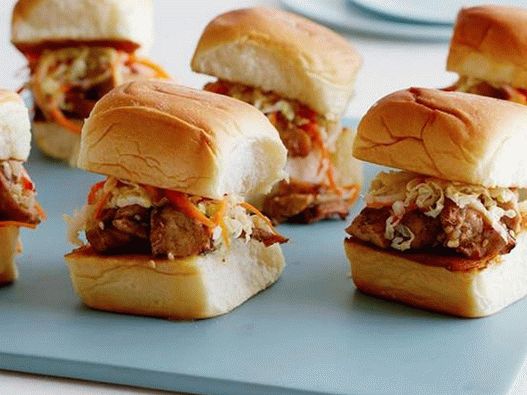 Sándwiches con pollo a la parrilla y col en escabeche de Beijing