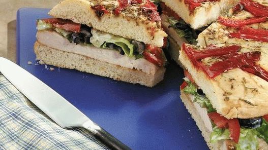 Sándwich de tortilla de focaccia con pollo en escabeche y extensión de espinacas y alcachofas