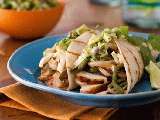 Tacos con pollo a la parrilla, pimientos, cebolla con ensalada de repollo