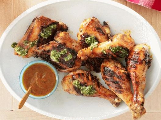 Pollo a la barbacoa con salsa de chipotle, mango y chimichurri