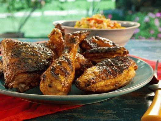 Pollo a la parrilla marinado en suero de leche con chiles, con glaseado caliente de miel y mango