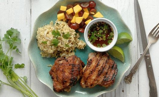 Pollo a la parrilla en una sabrosa marinada caribeña