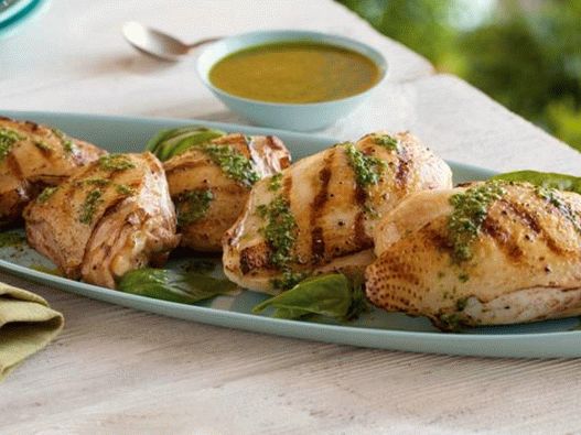 Pollo a la parrilla con salsa de albahaca