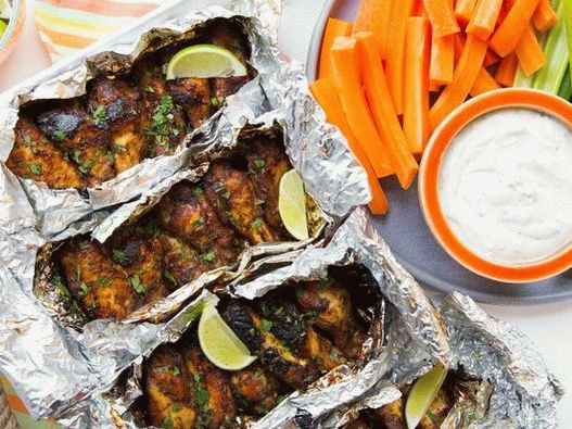Alitas de pollo a la parrilla picante-dulce en papel de aluminio