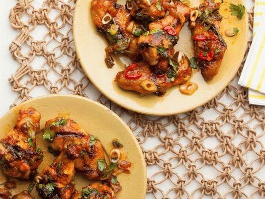Alitas de pollo a la parrilla ahumadas con chile rojo en escabeche y fechas