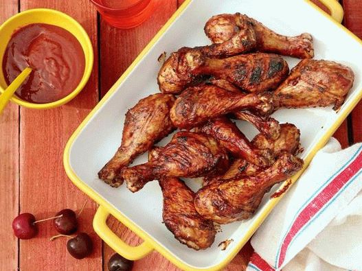 Muslos de pollo a la parrilla con salsa de cerezas a la barbacoa