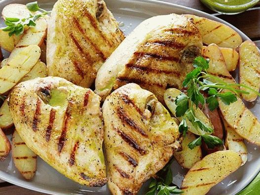 Pechugas de pollo a la parrilla y papas jóvenes con salsa de vinagreta con ajo frito y orégano