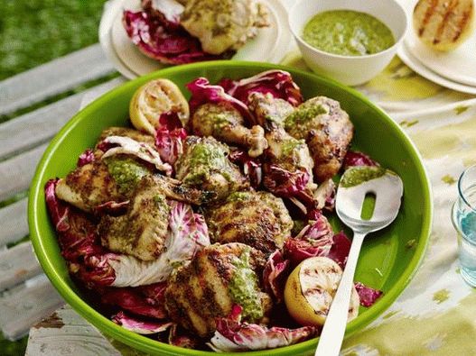 Pollo a la parrilla con aderezo picante de ajo y limón a la parrilla