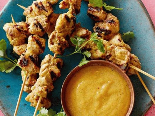 Brochetas de pollo a la parrilla con chutney de durazno