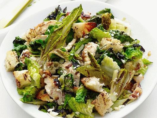 Pollo a la parrilla, focaccia y lechuga romana con aderezo César