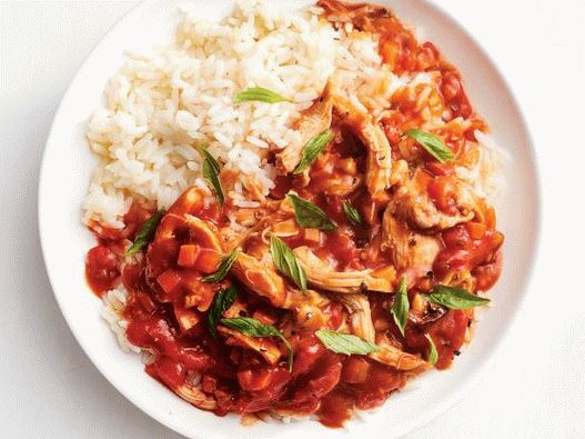 Foto de pollo de caza en una olla de cocción lenta