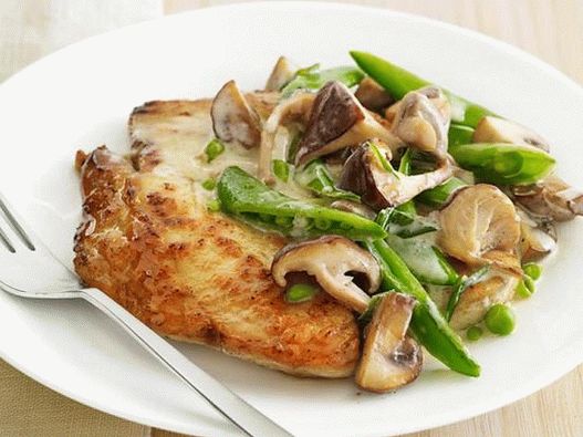 Foto Pollo con champiñones y guisantes en salsa cremosa