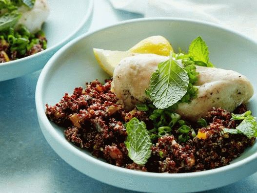 Foto de pollo con quinua, pistachos y albaricoques cocinados en olla de cocción lenta