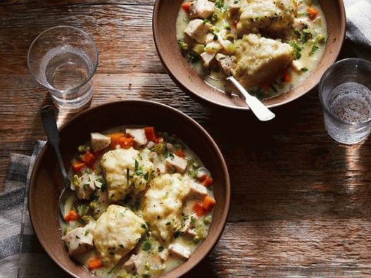Foto de pollo con albóndigas en una olla de cocción lenta