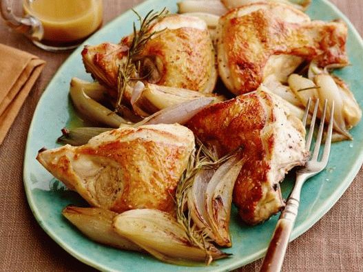 Foto Pollo con chalotas, horneado al horno y salsa de romero