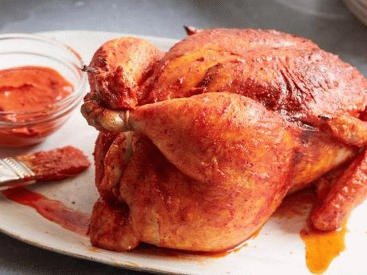 Foto de un pollo con marroquí Harissa en el horno