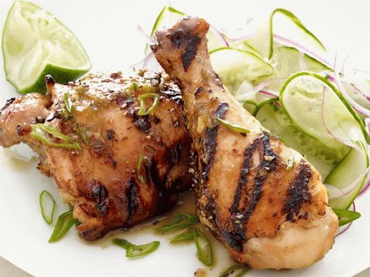 Foto de pollo con salsa de barbacoa y ensalada de pepino chino