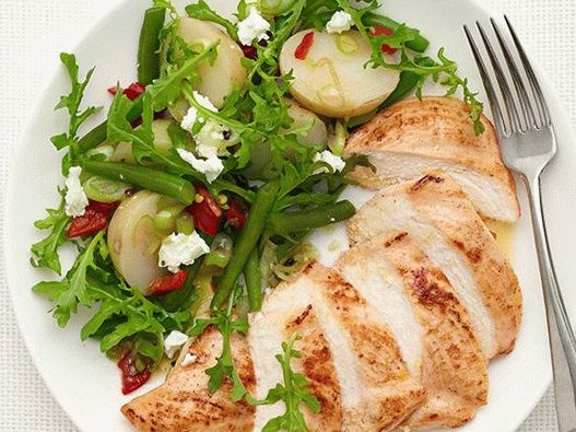 Foto Pollo con ensalada tibia de papa