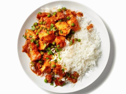 Foto pollo tikka masala en una olla de cocción lenta