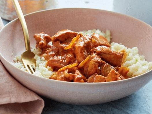 Foto de pollo tikka masala en una olla de cocción lenta (dieta Whole30)