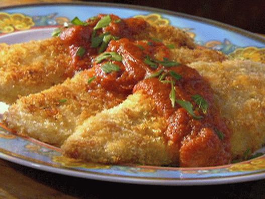 Foto de pollo en una corteza de panko y parmesano con salsa de tomate wasabi