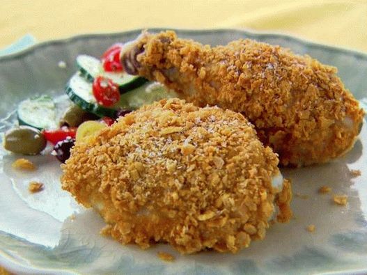 Foto de un pollo empanado con hojuelas de maíz en el horno