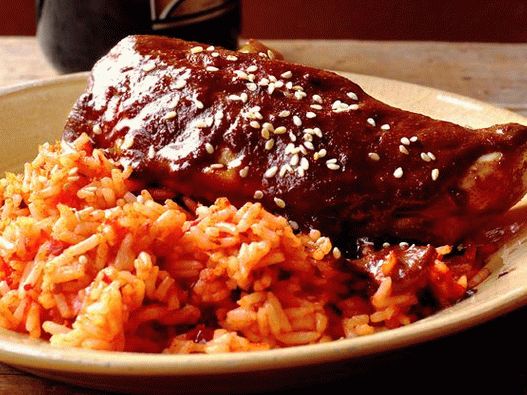 Foto de pollo en salsa de mole blanqueada