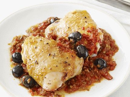 Foto muslos de pollo con salsa de caza