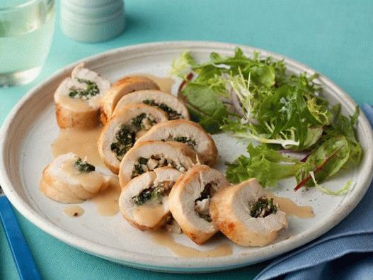 Foto de pechuga de pollo rellena de champiñones y espinacas