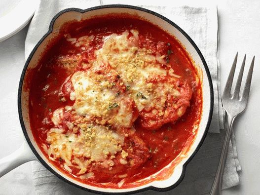 Foto Pechugas de pollo en una sartén con queso