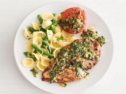 Foto de pechugas de pollo con pesto de rúcula